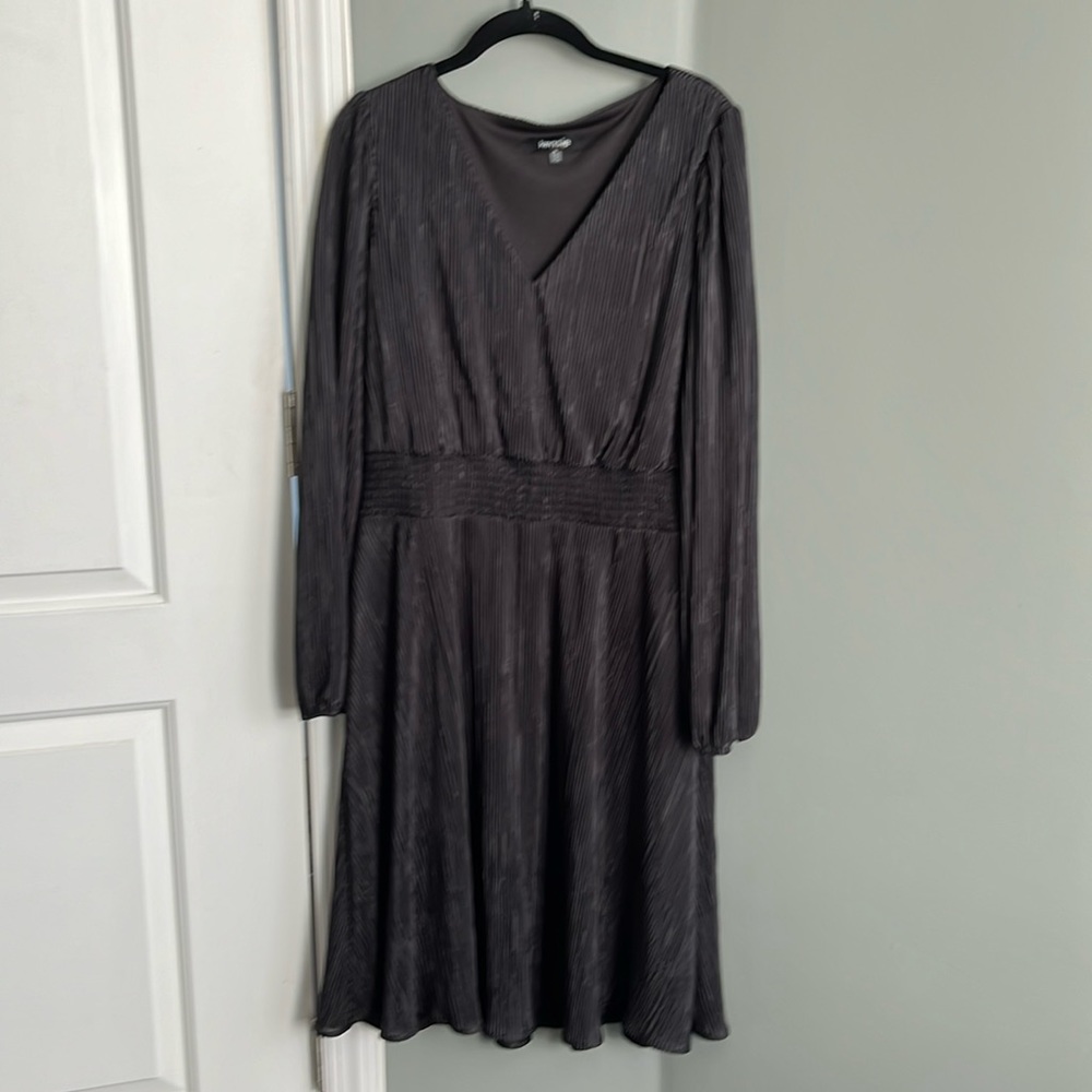 Kenzie plisse v-neck dress size 12 elastic waist pleated long sleeve